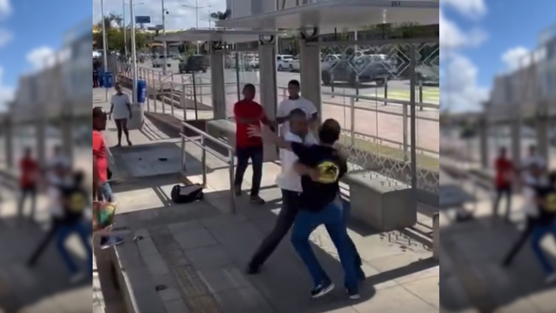 Rodoviário troca socos com homem em frente ao Shopping da Bahia; veja vídeo