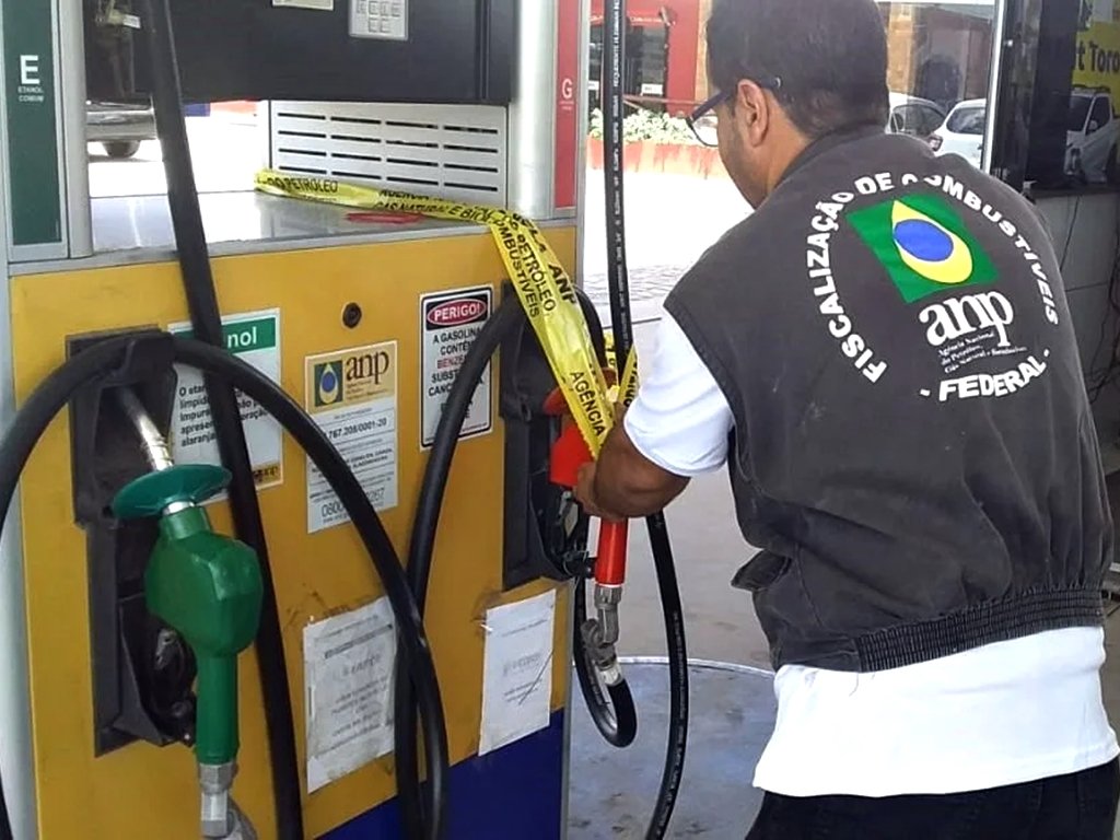 Postos de combustíveis são interditados por venda de gasolina adulterada