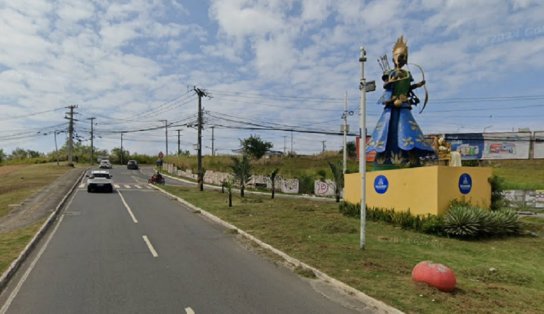 Motociclista se envolve em grave acidente com caminhão na Av. Mãe Stella de Oxóssi