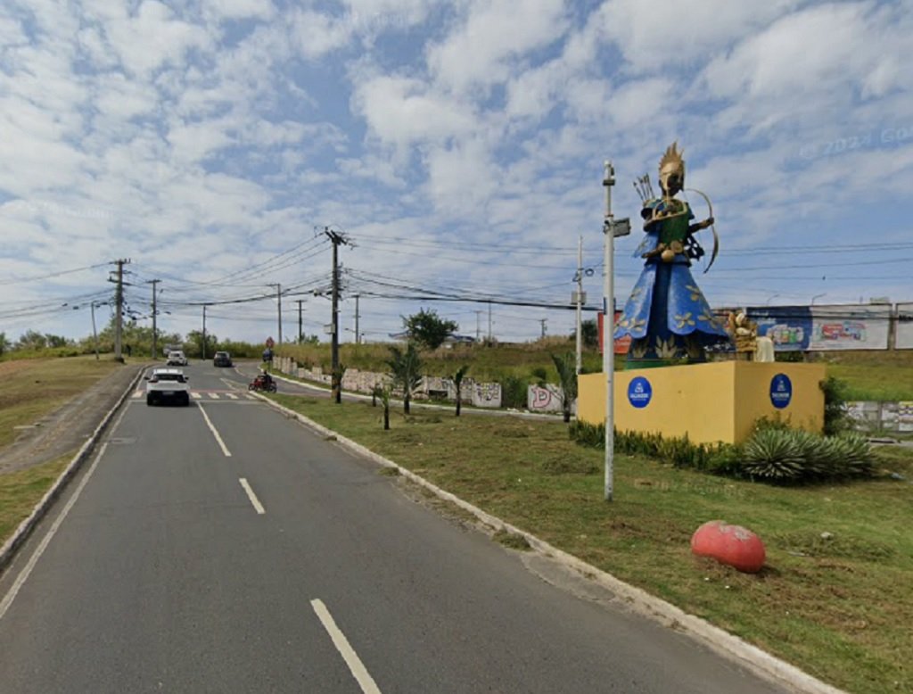 Motociclista se envolve em grave acidente com caminhão na Av. Mãe Stella de Oxóssi