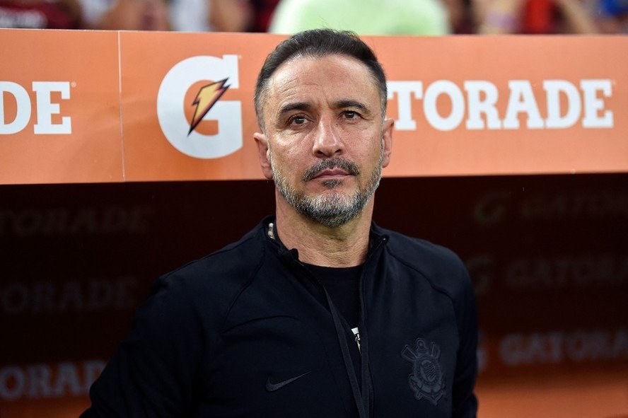 Vitor Pereira é anunciado em clube inglês e torcedores brasileiros fazem piada