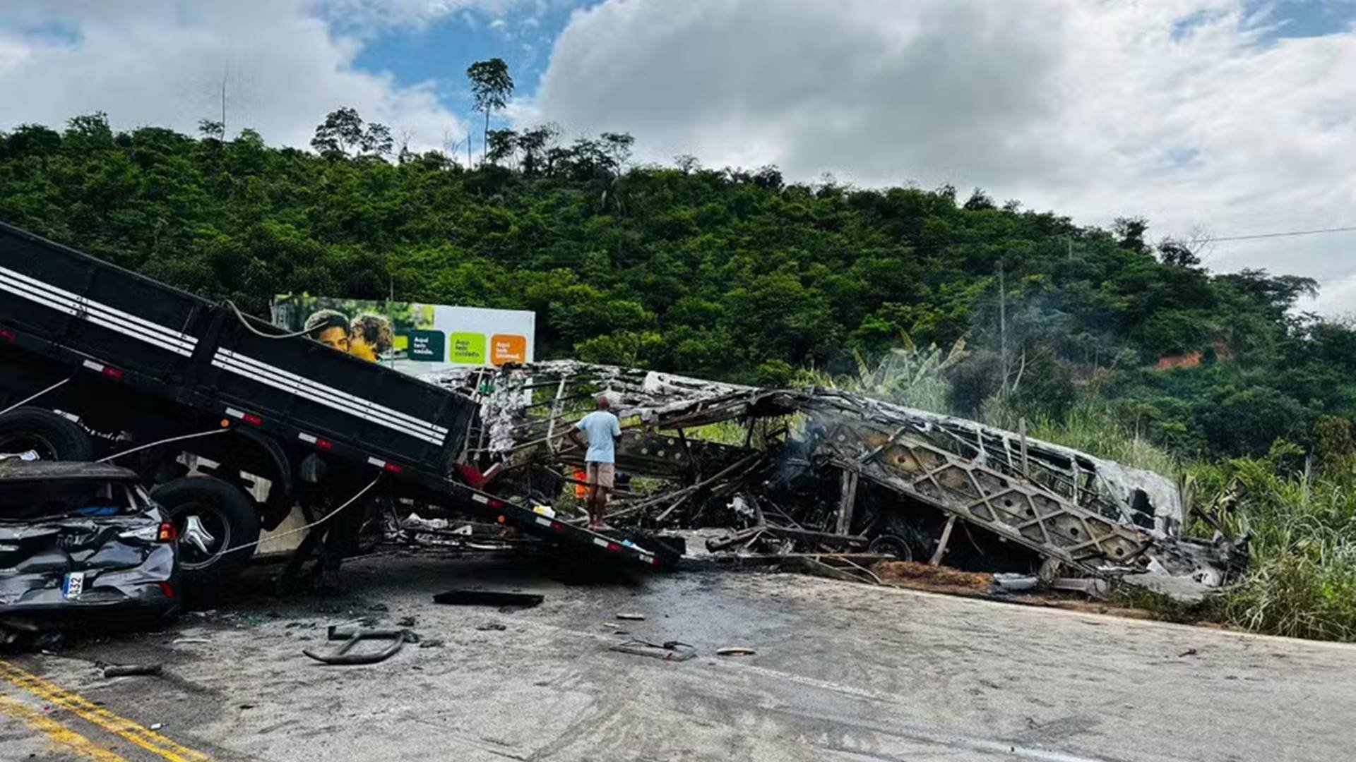 Sobe para 41 o número de mortos em acidente na BR-116, em Minas Gerais