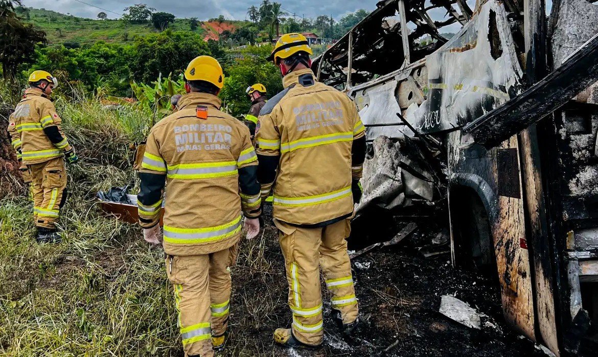 Empresa de ônibus é notificada após acidente com mais de 40 mortes em MG