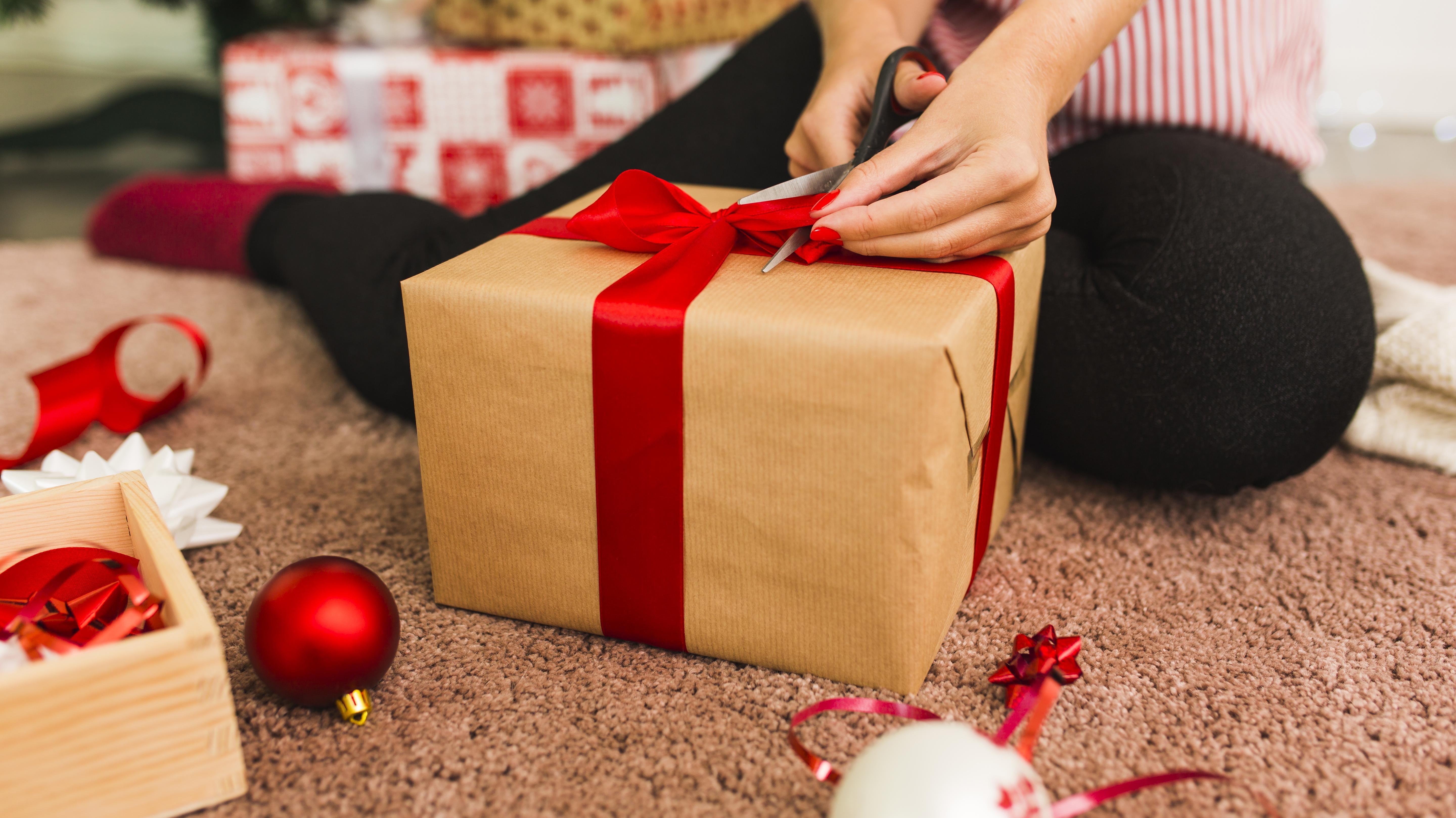 Confira dicas para economizar nas compras dos presentes de Natal