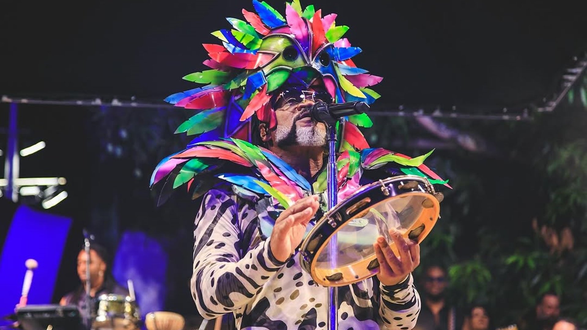 Carlinhos Brown anuncia especial com outros artistas em homenagem aos 40 anos do axé