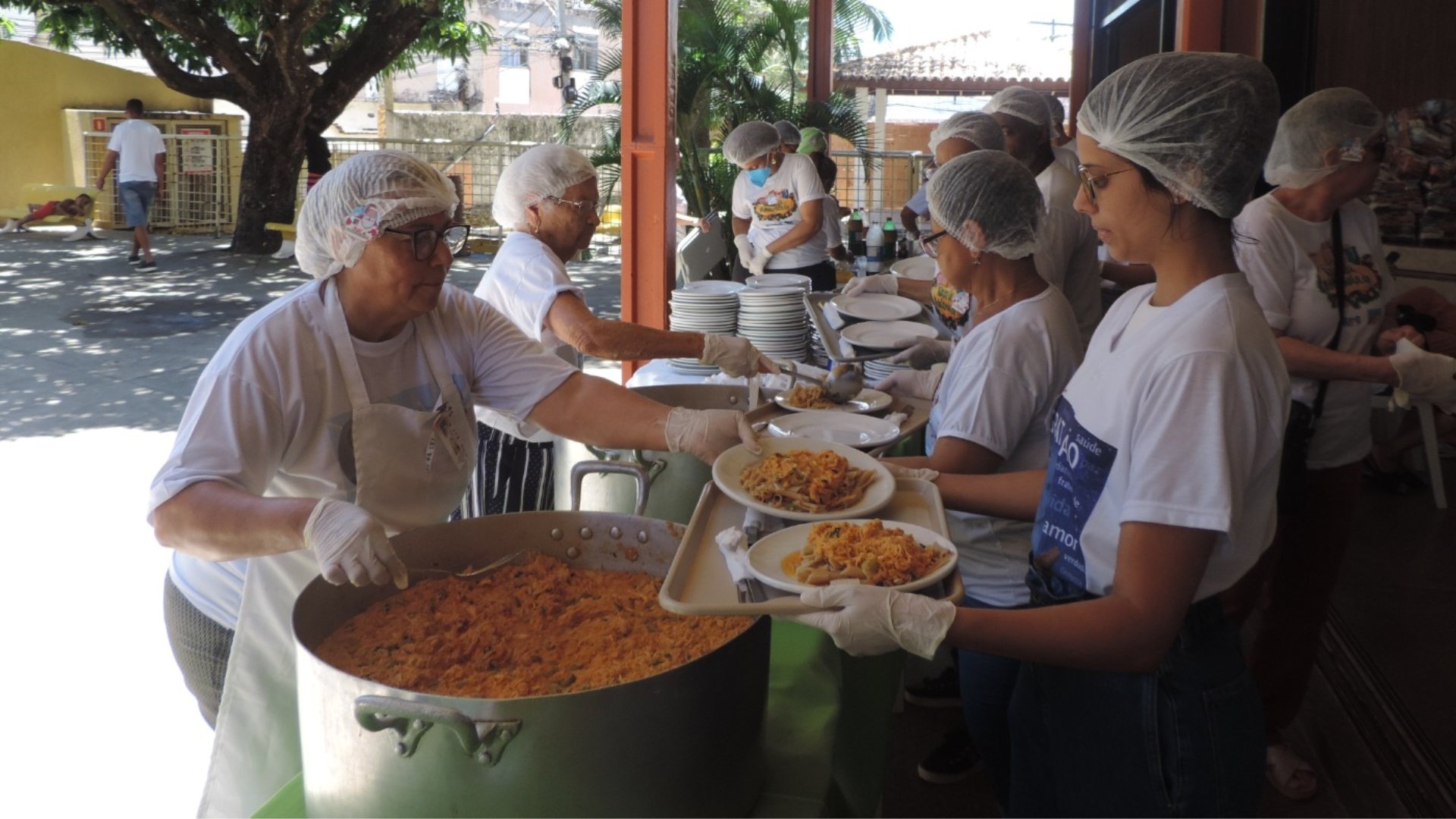 Cidade da Luz promove almoço natalino nesta terça 