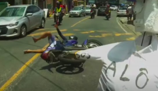 Motociclista cai ao vivo em buraco com boneco pedindo 'Socorro, Juca'; assista