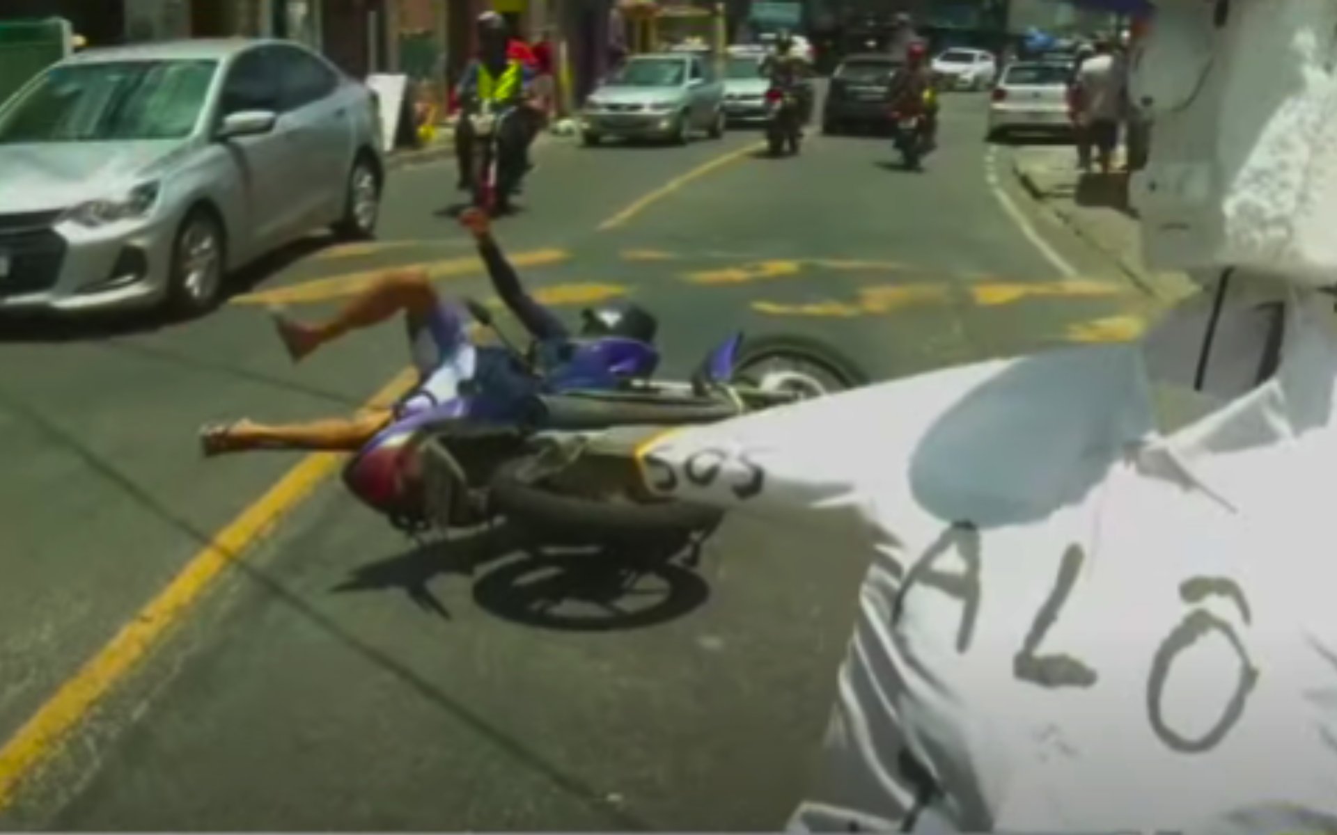 Motociclista cai ao vivo em buraco com boneco pedindo 'Socorro, Juca'; assista