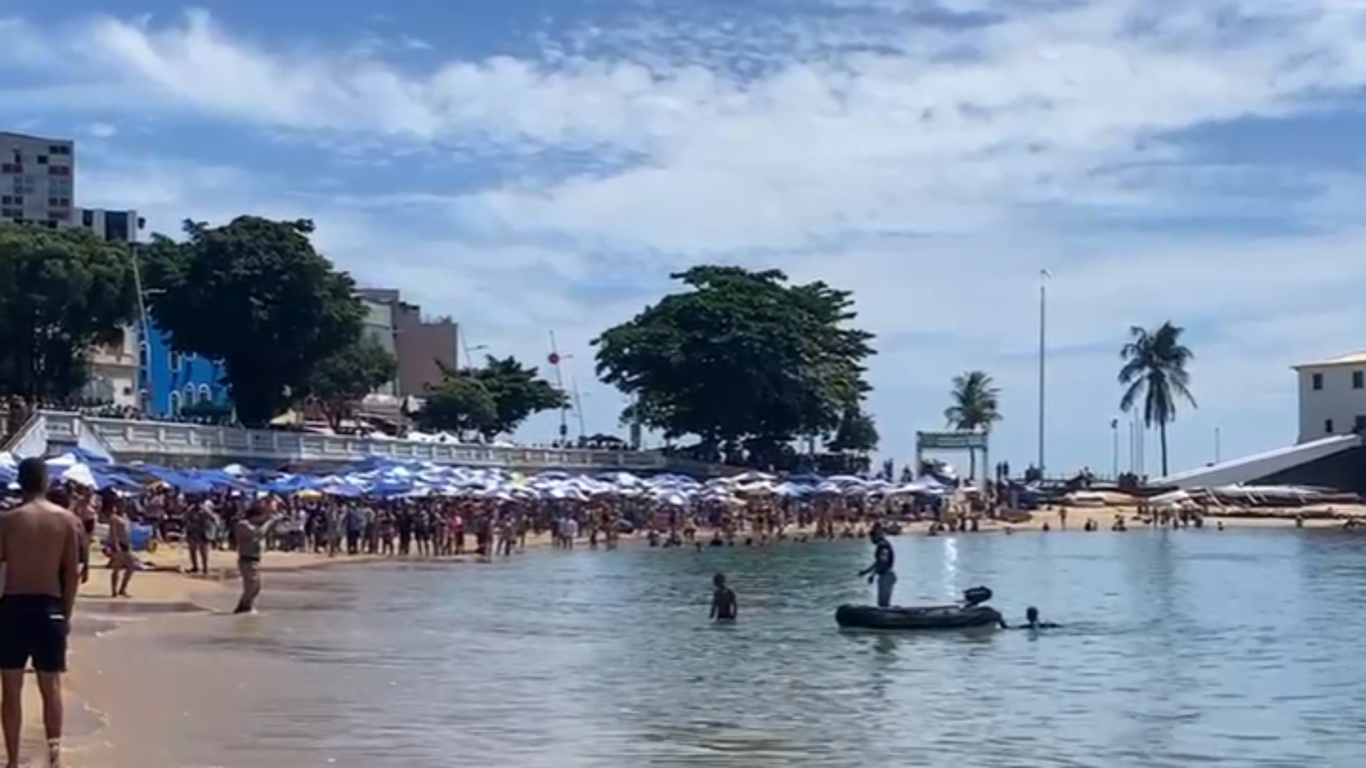 Porto da Barra: homens entram no mar após perseguição e tiros; vídeo