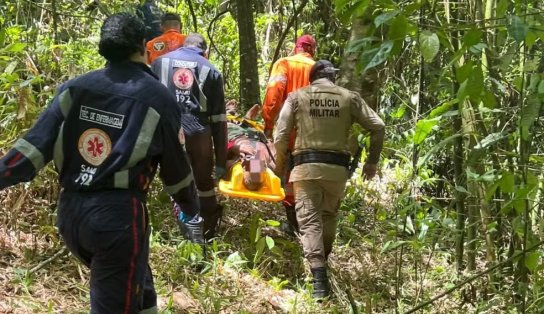 Polícia Miltar, Bombeiros e Samu resgatam idoso perdido em área de mata