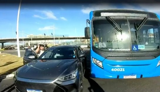 Acidente entre carro e ônibus do BRT afeta trânsito no Caminho das Árvores 