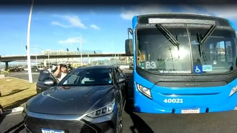 Acidente entre carro e ônibus do BRT afeta trânsito no Caminho das Árvores 