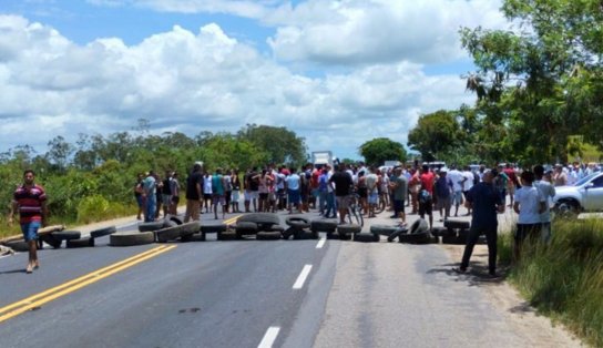 Grupo bloqueia BR-367 em protesto contra mortes de três irmãos em Porto Seguro