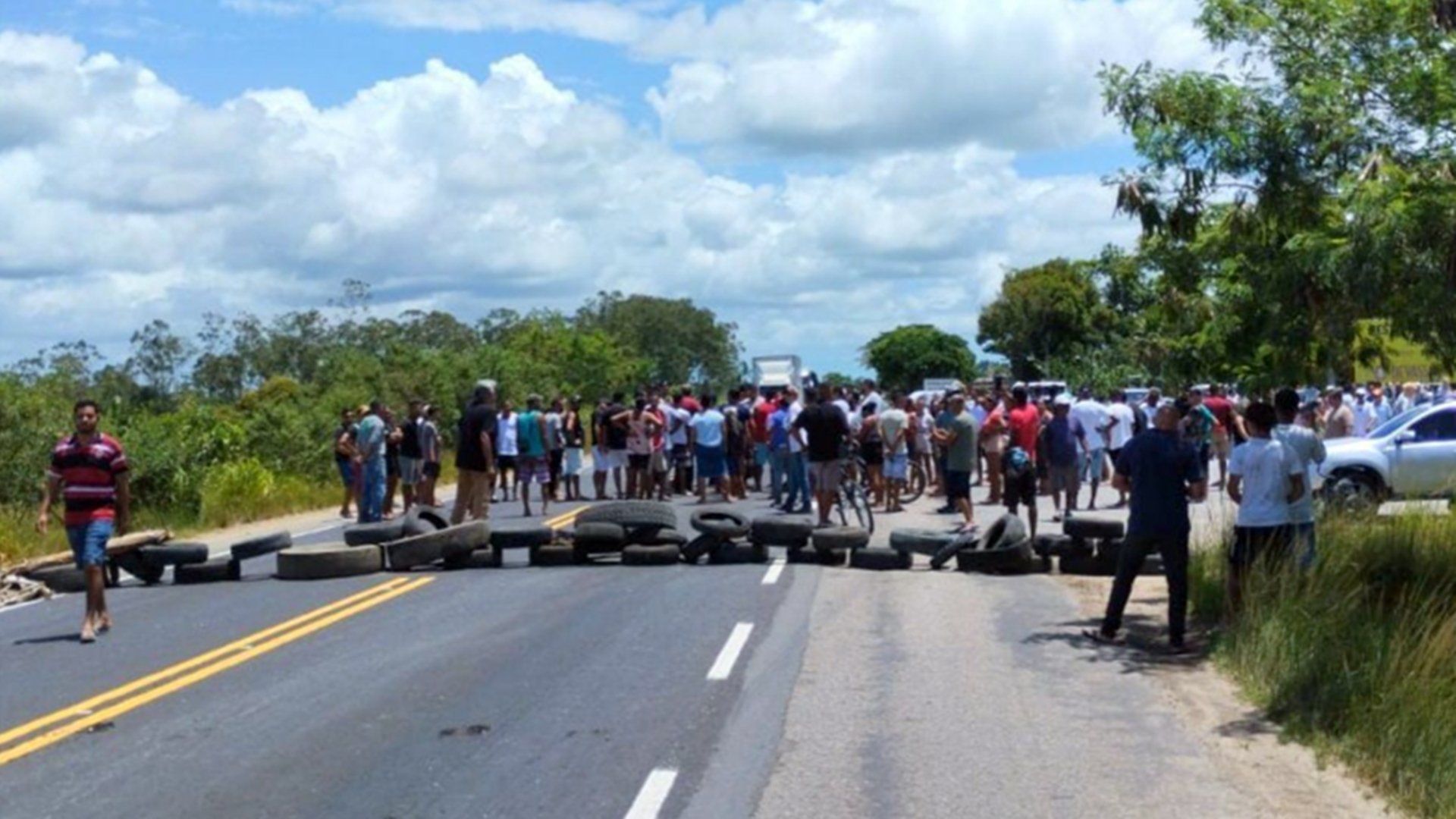 Grupo bloqueia BR-367 em protesto contra mortes de três irmãos em Porto Seguro