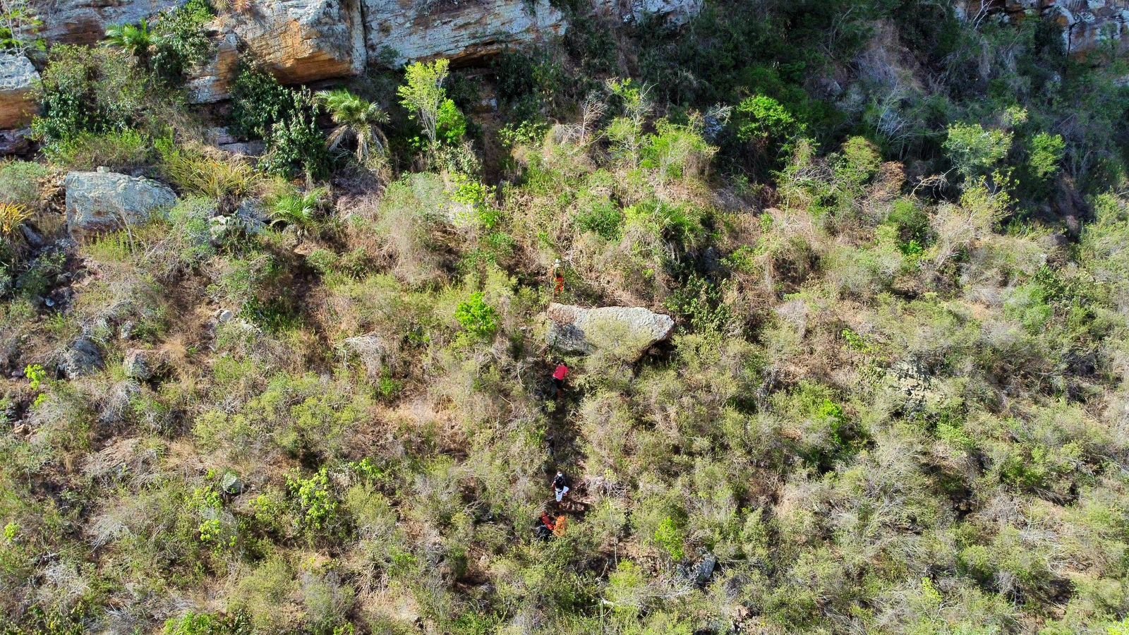 Bombeiros localizam corpo de homem desaparecido na Serra da Santa Cruz, em Jeremoabo