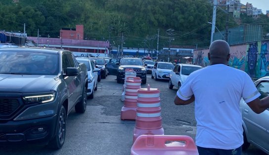 Motoristas enfrentam filas e longa espera para embarcar nesta sexta no ferry-boat