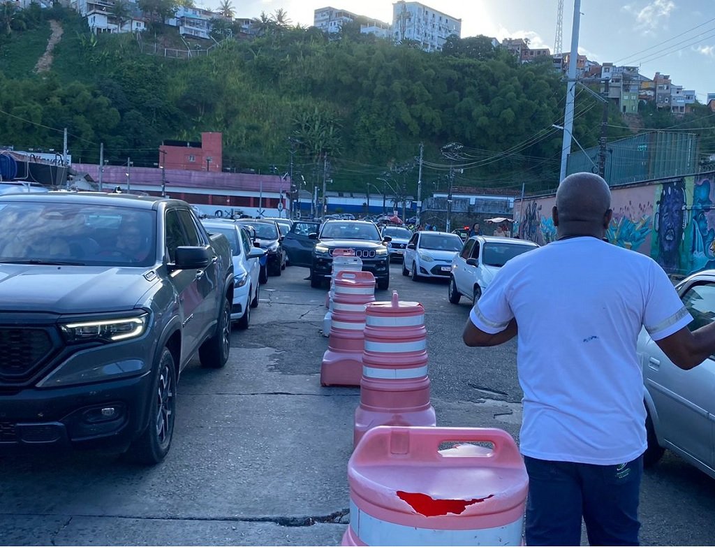 Motoristas enfrentam filas e longa espera para embarcar nesta sexta no ferry-boat