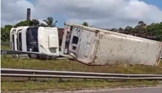 Caminhão tomba na Estrada Cia-Aeroporto e socorristas são acionados