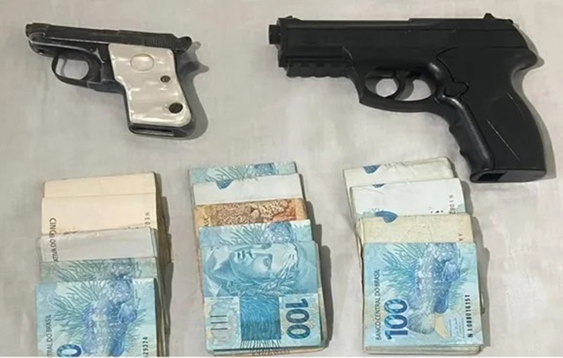 Homem é preso com arma e dinheiro roubado após denúncia de sequestro na Bahia 