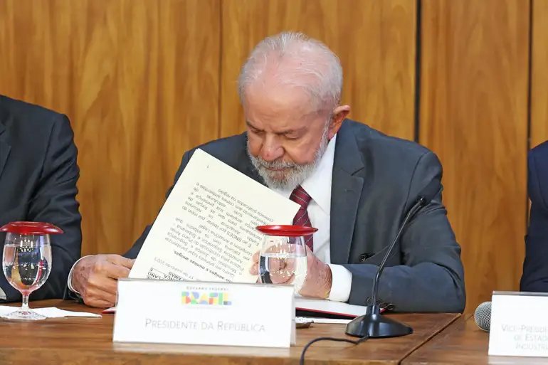 Lula assina decreto para reajuste do salário mínimo a partir de 2025; saiba de quanto será