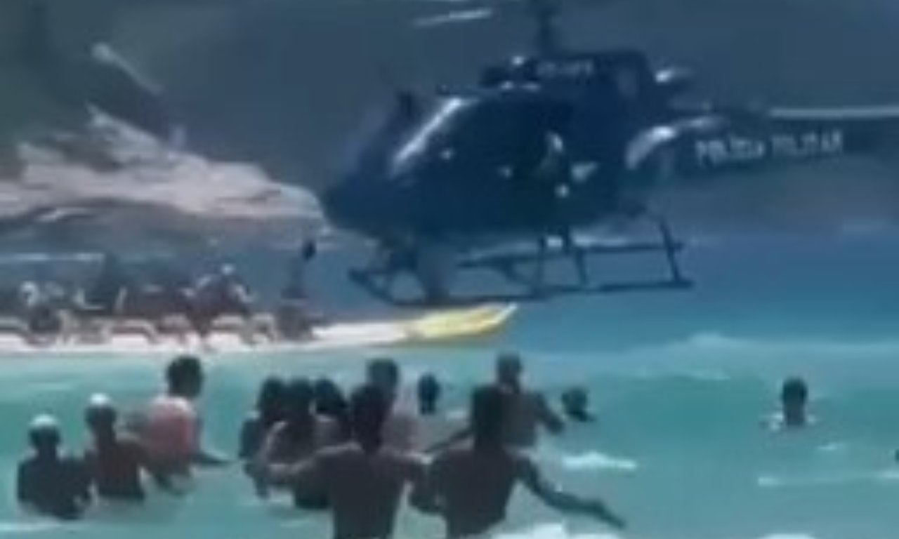 PM deixa fuzil cair no mar enquanto sobrevoava de helicóptero; veja vídeo