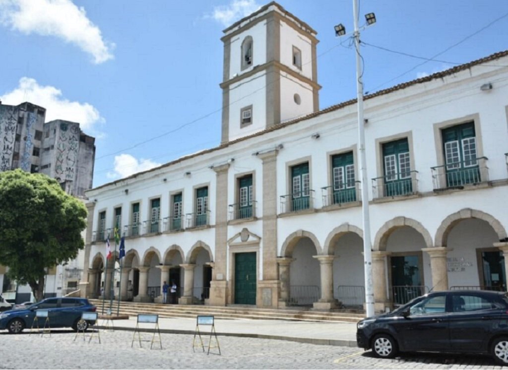 Prefeitos e vereadores tomam posse hoje em todo o país; solenidade em Salvador será à tarde