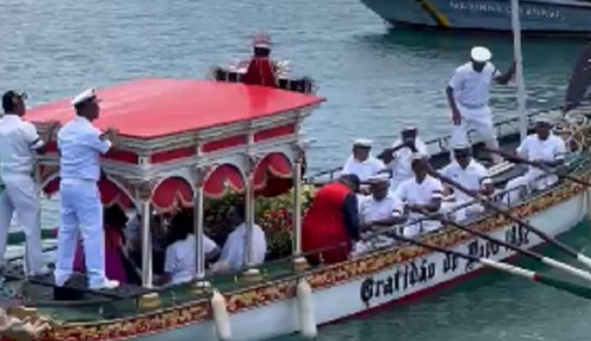 Imagem do Senhor Bom Jesus dos Navegantes é conduzida em procissão marítima