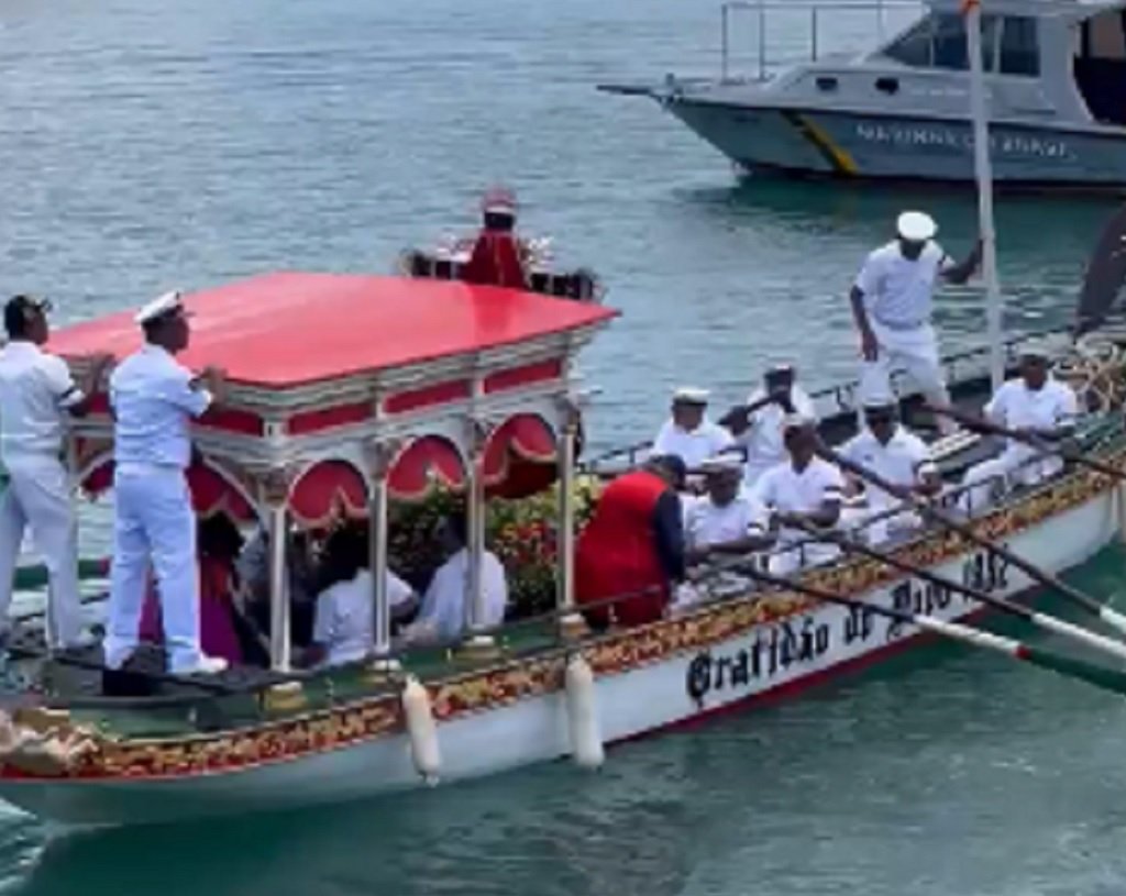 Imagem do Senhor Bom Jesus dos Navegantes é conduzida em procissão marítima