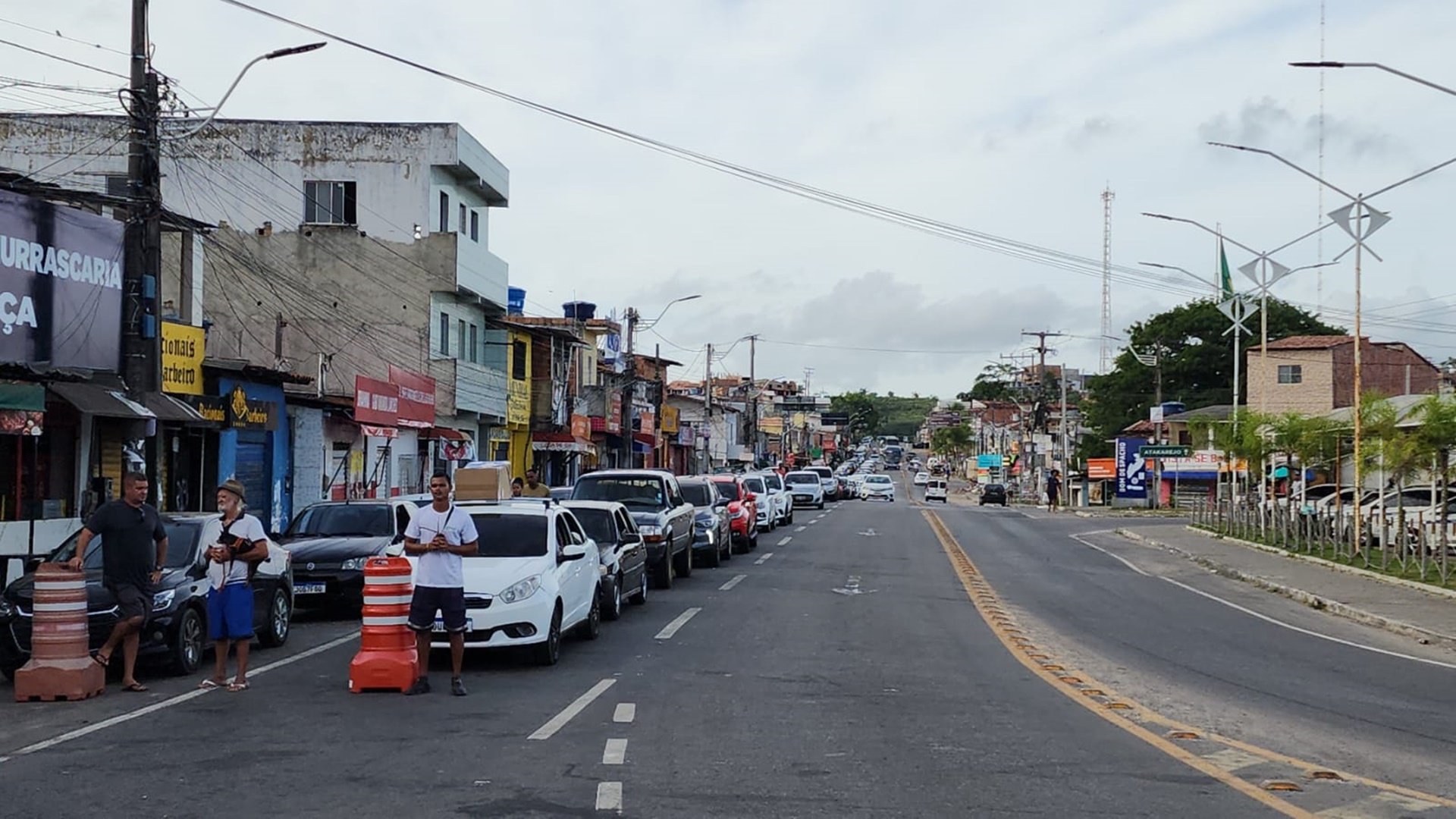 Motoristas enfrentam mais de três horas na fila do ferry-boat em Itaparica