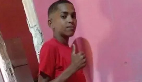 Adolescente de 13 anos desaparece na Bahia após entrar no mar para resgatar bola