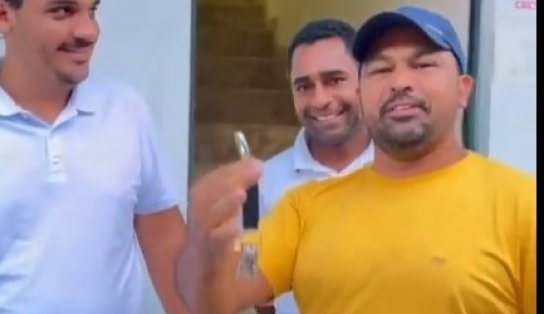 VÍDEO: prefeito surpreende e entrega chave da prefeitura ao arquirrival na Bahia