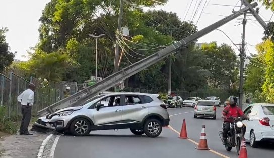 Carro derruba poste em Cajazeiras V e fornecimento de energia é suspenso na região