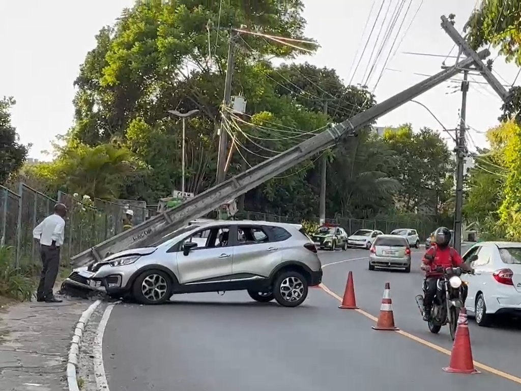 Carro derruba poste em Cajazeiras 5 e fornecimento de energia é suspenso na região