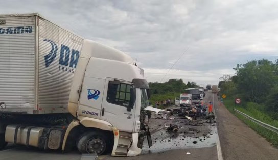 Acidente entre carro e caminhão deixa cinco pessoas mortas no sudoeste do estado