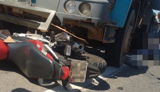 Motociclista morre após se envolver em acidente com caminhão na BA-099