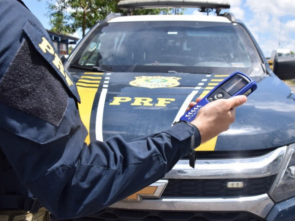 Motorista bêbado bate em fundo de carro e vai preso pela PRF