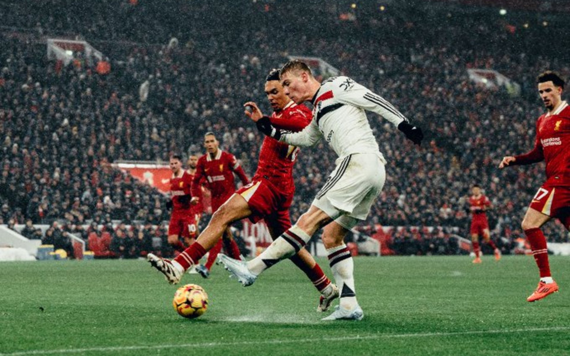 Clássico entre Liverpool e Manchester United termina em empate na Premier League