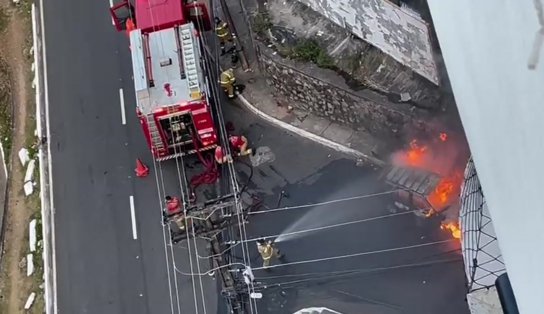 Carro pega fogo na Federação, em Salvador; bombeiros são acionados