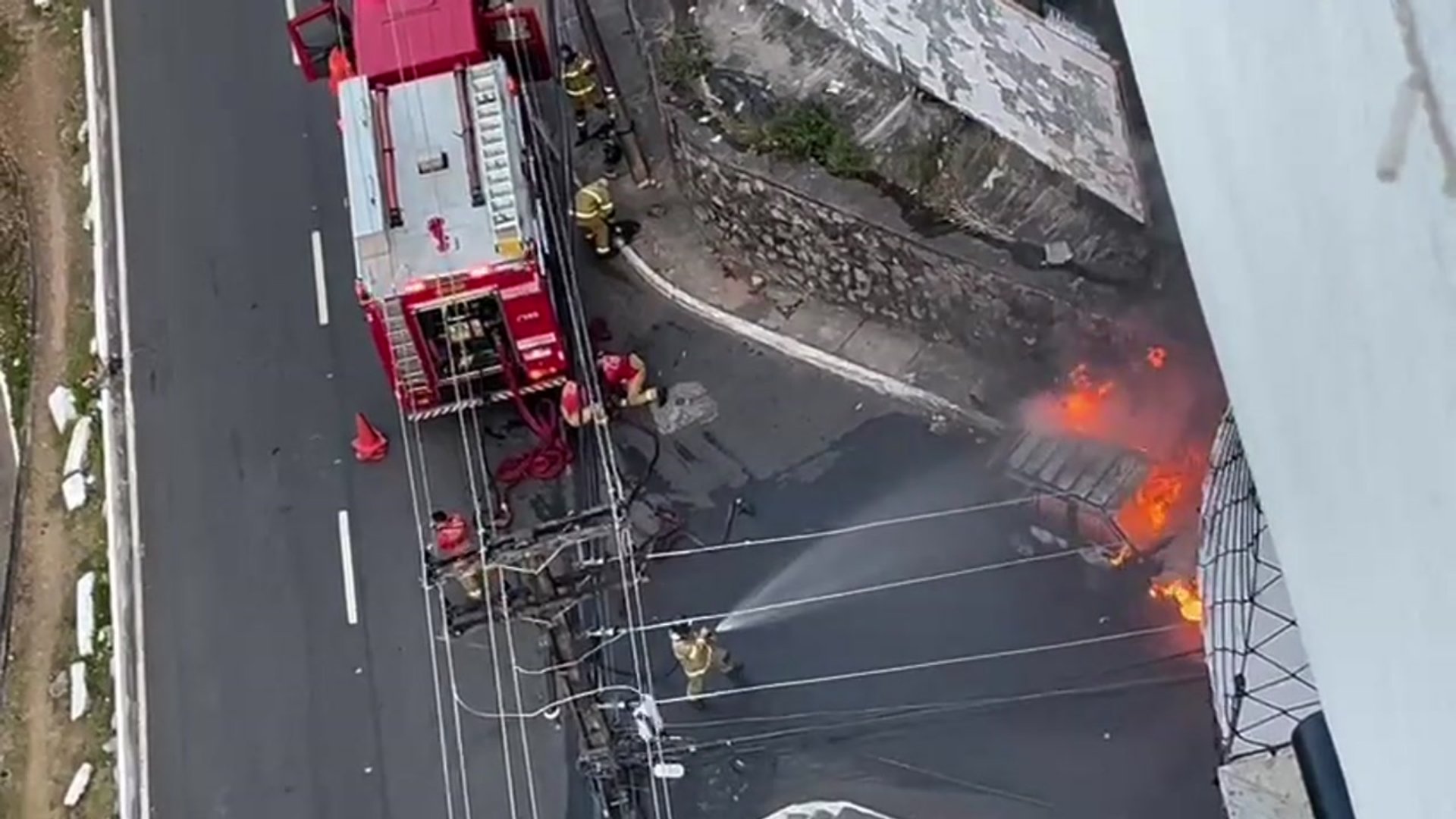 Carro pega fogo na Federação, em Salvador; bombeiros são acionados