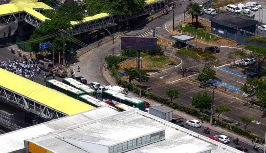 Carro pegando fogo e manifestação de rodoviários engarrafam trânsito na Paralela