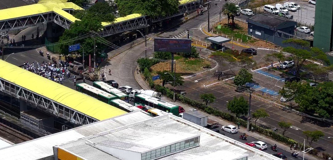 Carro pegando fogo e manifestação de rodoviários engarrafam trânsito na Paralela