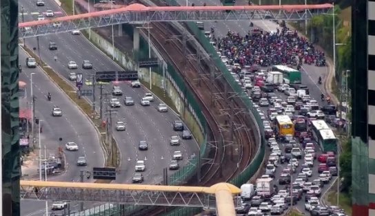 Motociclistas protestam na Paralela por morte de colega; trânsito está travado na região