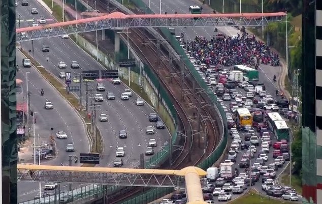 Motociclistas protestam na Paralela por morte de colega; trânsito está travado na região