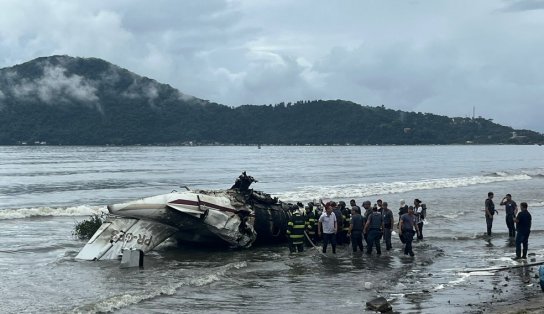 Jatinho cai, explode na pista e deixa um morto e pelo menos sete feridos em Ubatuba