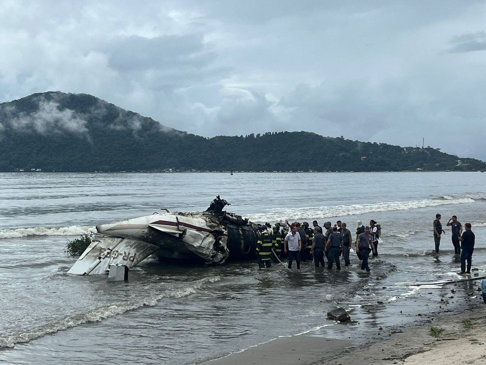 Jatinho cai, explode na pista e deixa um morto e pelo menos sete feridos em Ubatuba