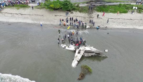 Vídeo mostra momento em que criança é resgatada de jatinho que explodiu em Ubatuba