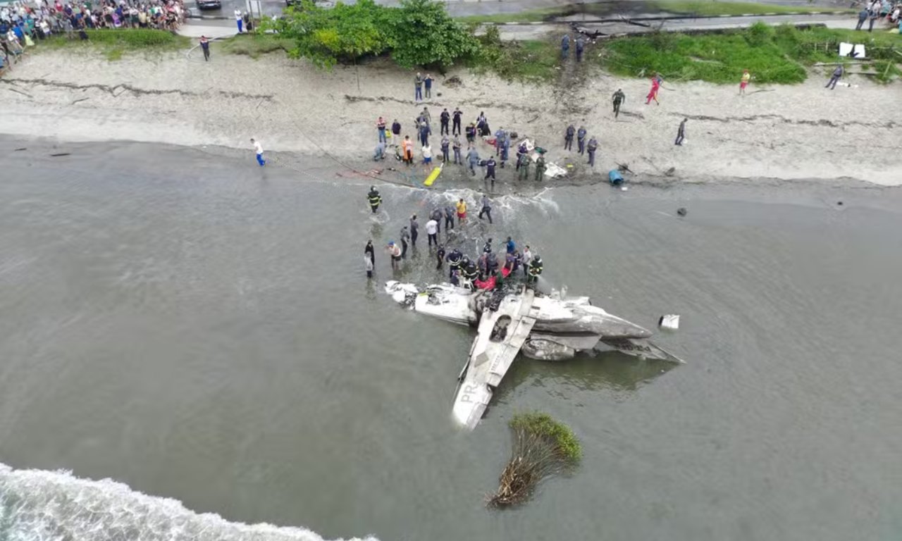 Vídeo mostra momento em que criança é resgatada de jatinho que explodiu em Ubatuba