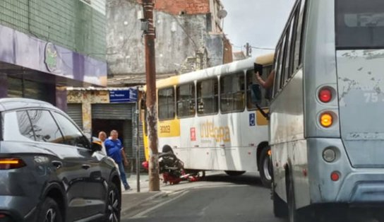 Motocicleta fica embaixo de ônibus após acidente no Barbalho