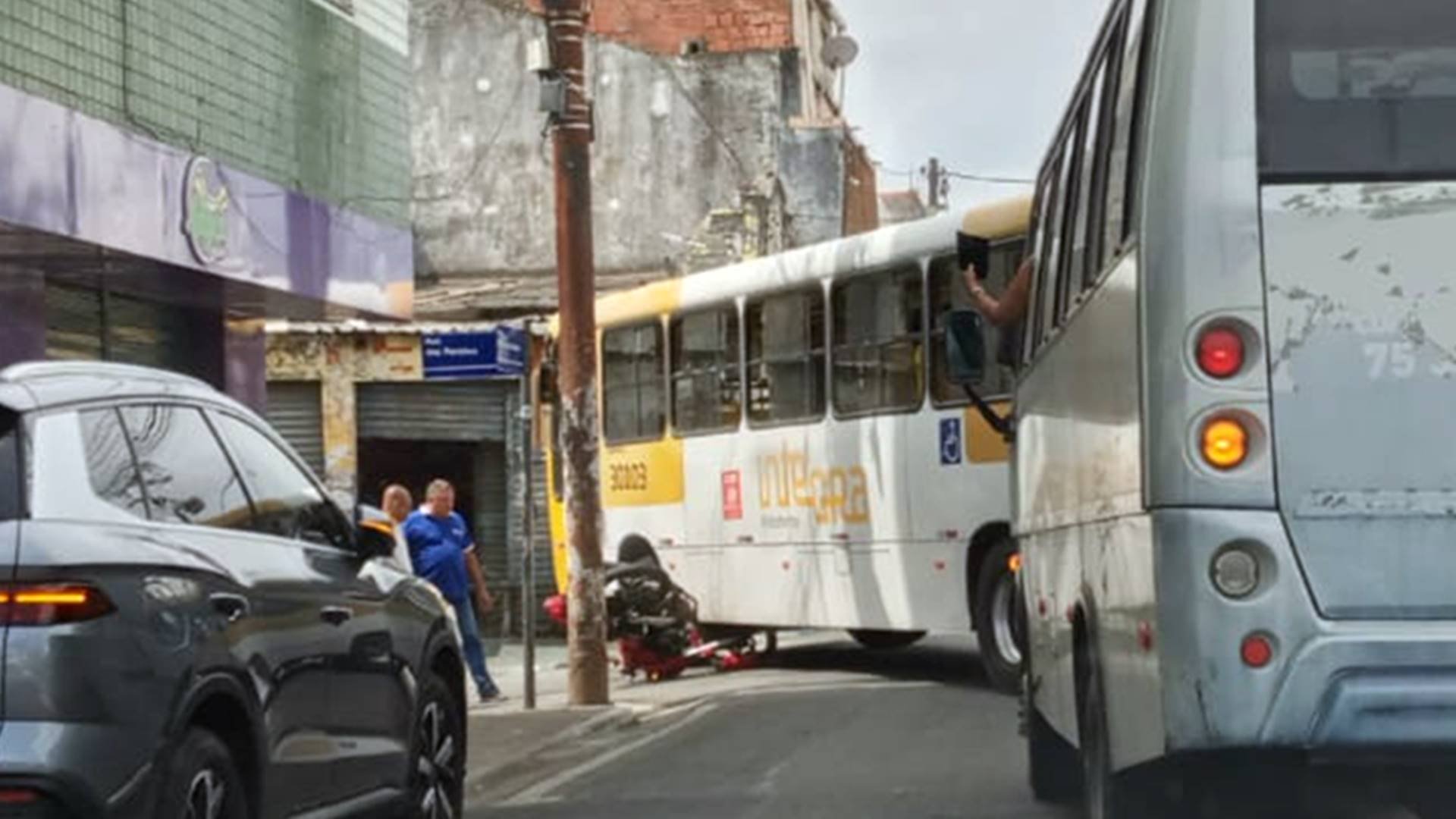 Motocicleta fica embaixo de ônibus após acidente no Barbalho