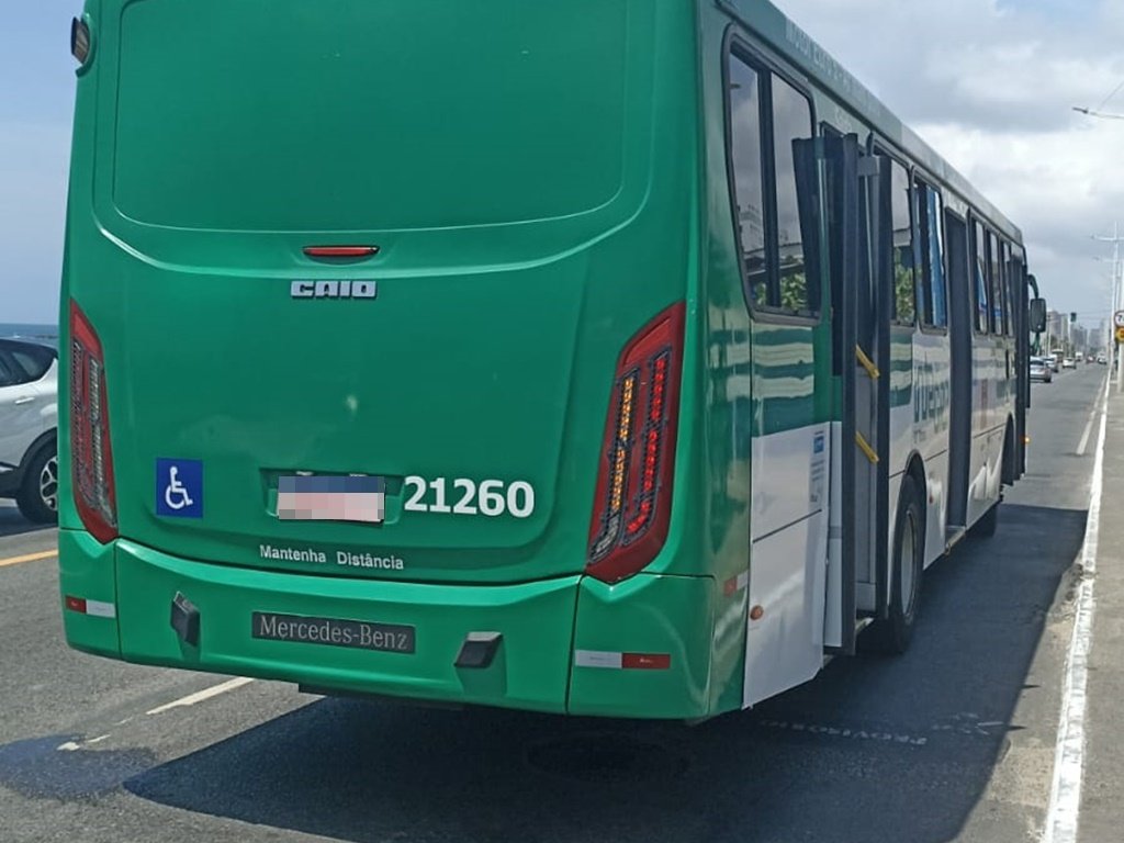 Dupla é detida por suspeita de vandalizar ônibus em Itapuã